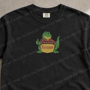 Sinclair Dinosaur Shirt – Funny Vintage Earl Sinclair Parody Tee – Retro Dino Gas Station Mashup – Comfort Colors T-Shirt for 90s Fans