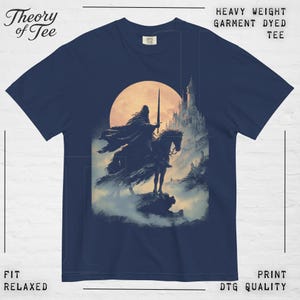 Mörk fantasi-tröja | Ryttare på hästen grafisk t-shirt | Komfortfärgad plaggfärgad t-shirt | Fantasyfan-present | True Navy