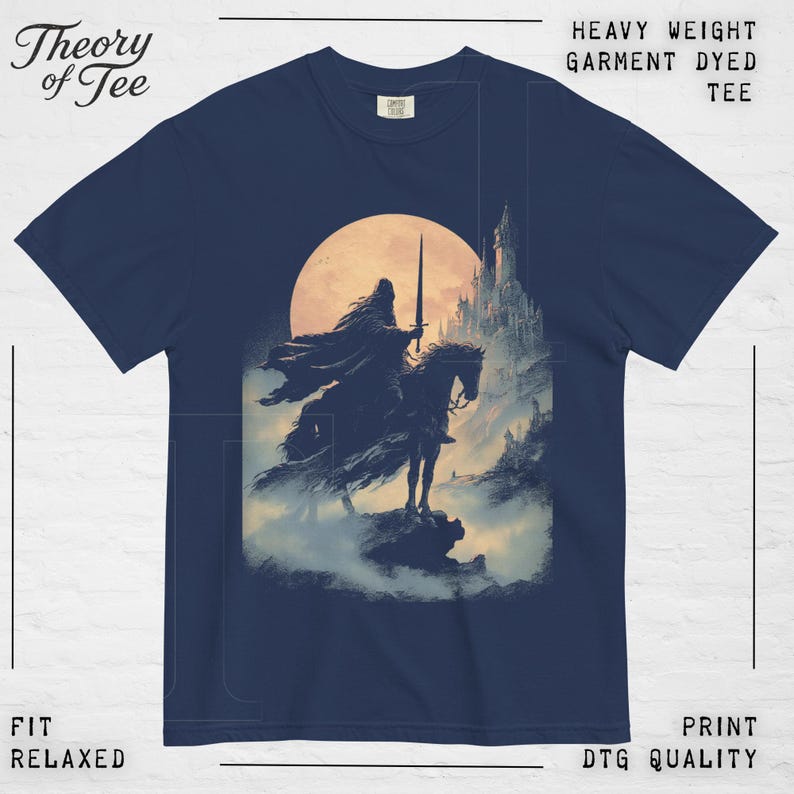 Mörk fantasi-tröja | Ryttare på hästen grafisk t-shirt | Komfortfärgad plaggfärgad t-shirt | Fantasyfan-present | True Navy