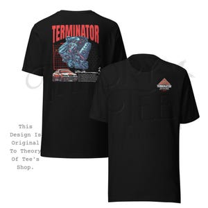 Puede incluir: Camiseta negra con un gráfico "TERMINATOR" rojo y un diseño de motor azul y rojo. La parte trasera de la camiseta presenta un gráfico de coche rojo y texto. La parte delantera de la camiseta tiene un pequeño logotipo rojo.