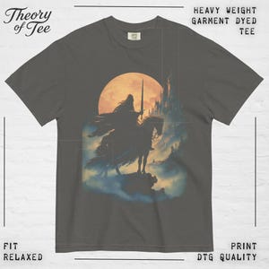 Mörk fantasi-tröja | Ryttare på hästen grafisk t-shirt | Komfortfärgad plaggfärgad t-shirt | Fantasyfan-present | Pepper