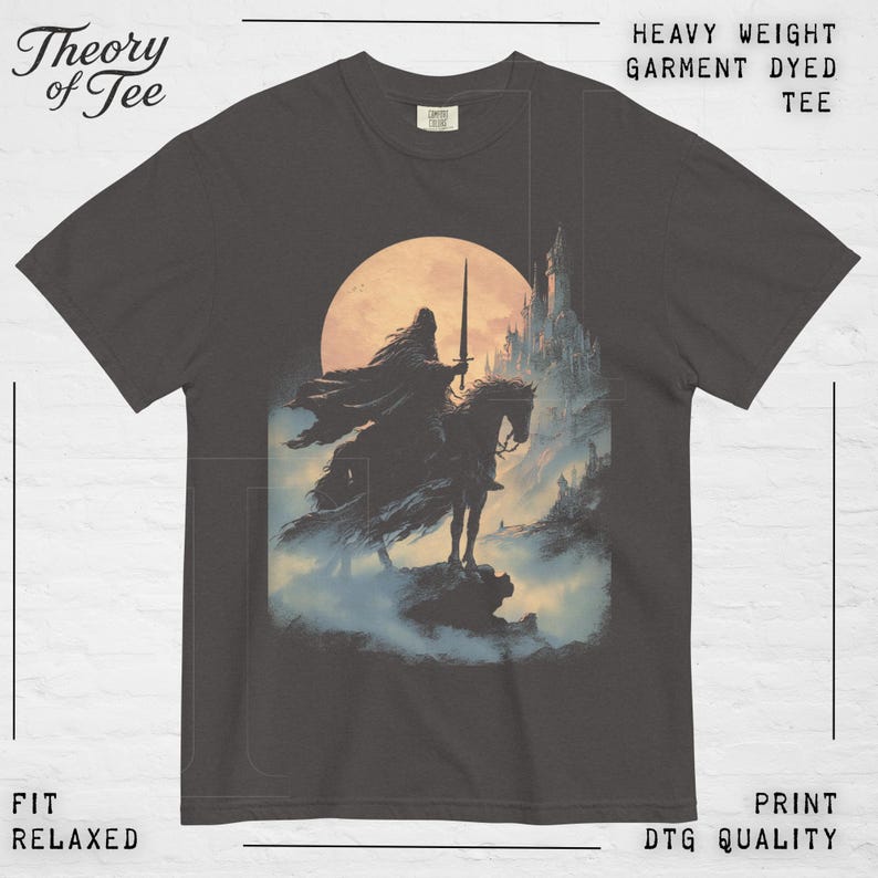 Mörk fantasi-tröja | Ryttare på hästen grafisk t-shirt | Komfortfärgad plaggfärgad t-shirt | Fantasyfan-present | Graphite