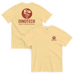Op de afbeelding: Twee lichtgele T-shirts. Eén shirt heeft een rood cirkelvormig logo met een dinosaurus schedel en DNA-streng, met de tekst "DINOTECH GENETIC SYSTEMS DIVISION". Het andere shirt heeft een kleiner rood logo met het woord "DINOTECH".