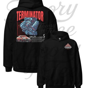 Puede incluir: Sudadera con capucha negra con un gráfico de un motor de coche y la palabra "TERMINATOR" en rojo. El diseño incluye un coche rojo y el texto "HELVA SUPERCHARGED". Un logotipo más pequeño con "TERMINATOR EATON M114" está en la parte delantera.