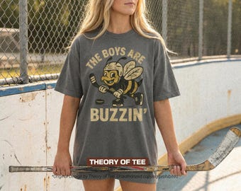 Chemise de hockey The Boys Are Buzzin '- T-shirt de hockey amusant, graphique de hockey vintage, t-shirt aux couleurs confortables, cadeau de fan de hockey, chemise de rivalité passionnée