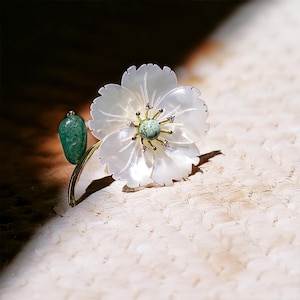 Broche de flor de concha de perla natural/Perla turquesa bañada en oro/Idea de regalo elegante/Broche de mujer/Algo azul/Broche de concha marina/Pin de perla Boho