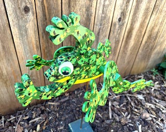 Handmade Big-Eyed Frog Whirligig: Outdoor Garden Decor