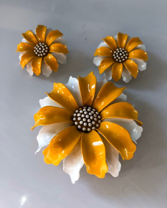 Trifari Yellow White Enamel Flower Brooch Earring Set