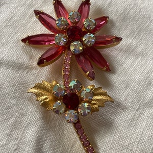 Juliana Roze Strass Bloem Broche Rood en Aurora Borealis Accenten Gouden Metalen Bladeren.