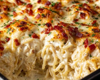 Può includere: Primo piano di un piatto di pasta al forno in una teglia nera. Il piatto presenta spaghetti ricoperti da una salsa bianca cremosa, conditi con formaggio fuso, pezzetti di pancetta e prezzemolo tritato. La pasta è parzialmente servita.