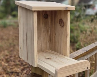 Casetta per tortore in cedro realizzata a mano – Ripiano anteriore aperto per la nidificazione, finitura noce o Shou Sugi Ban