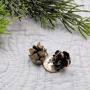 Pendientes de piña diminuta / Gancho hipoalergénico de titanio o gancho chapado en oro de 14k / Pendientes de flor natural