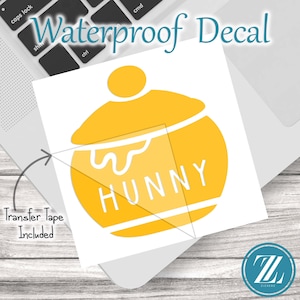 Könnte beinhalten: Ein wasserfester Aufkleber mit einem gelben Honigtopf mit dem Wort "HUNNY" in Weiß. Die Worte "Waterproof Decal" stehen in Türkis darüber. Transferband ist im Lieferumfang enthalten. Auf weißem Hintergrund.