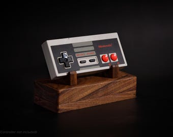 Soporte de madera de nogal para mando de NES con gestión de cables integrada: expositor y almacenamiento para juegos retro