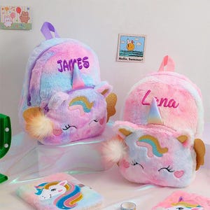 Sac à dos brodé personnalisé pour enfant d'âge préscolaire - Cartable en peluche personnalisé tie-dye avec ailes - Sac à dos pour enfant et cartable pour tout-petit - Cadeau pour elle