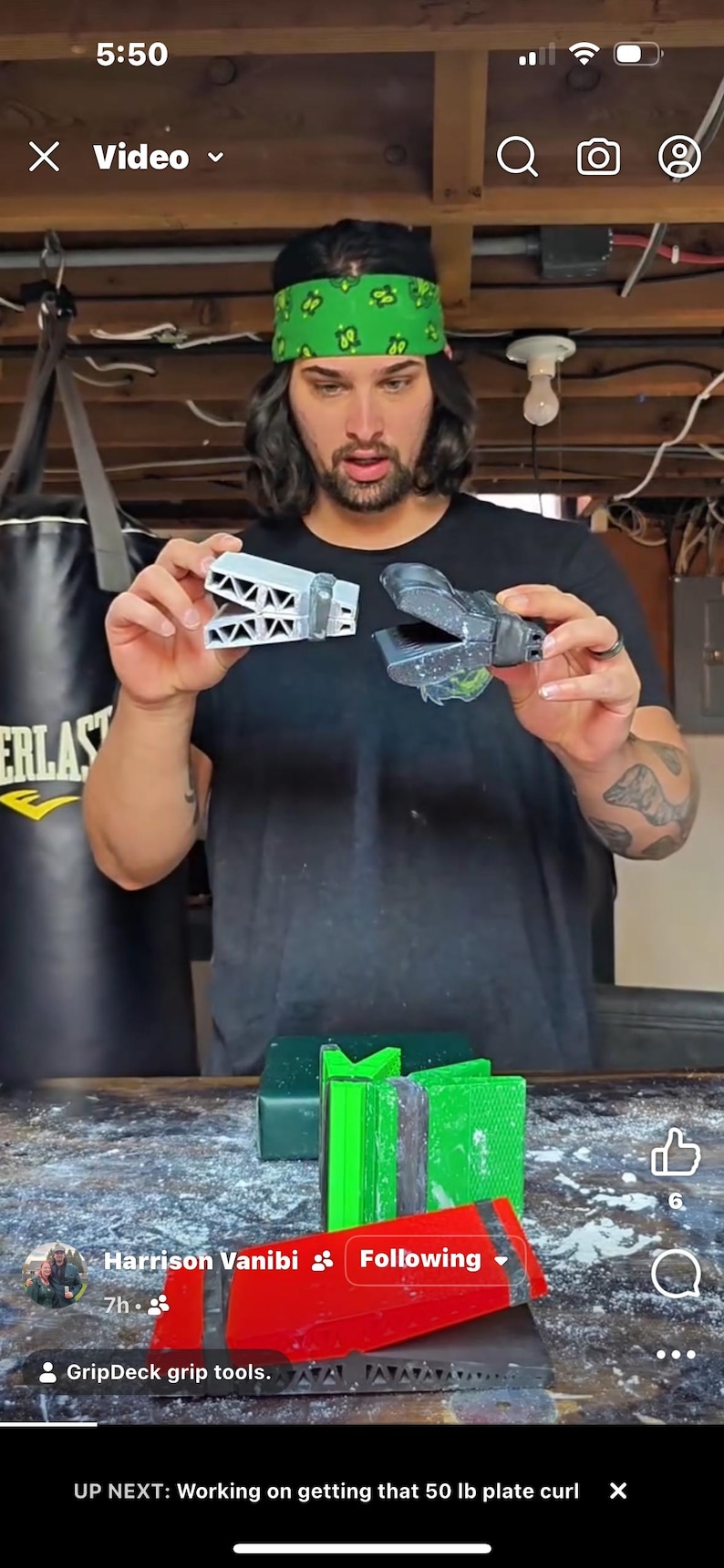 Puede incluir: Una persona sostiene dos herramientas de agarre GripDeck. Una herramienta es gris con un dise&ntilde;o triangular, y la otra es negra. Varias herramientas GripDeck de colores est&aacute;n sobre una mesa, incluyendo rojo, verde y gris.