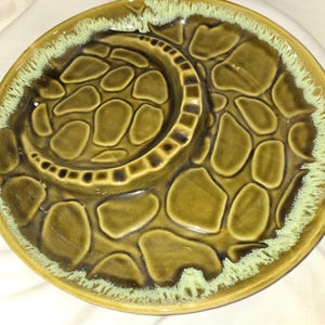 Posacenere o piatto da portata vintage in ceramica verde/avocado con design a guscio di tartaruga, 29 cm, anni '70, stile Mid-Century