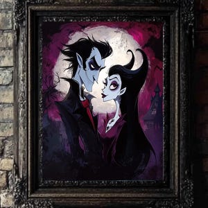 Może przedstawiać: Oprawiona grafika przedstawiająca parę wampirów w stylu gotyckim. Mężczyzna wampir ma na sobie czarny garnitur z czerwoną krawatem, a kobieta wampir ma długie czarne włosy. Pełnia księżyca i zamek w tle. Rama jest czarna.