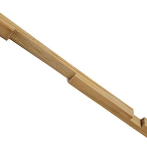 Puede incluir: Un abanico plegable de madera con un acabado natural. El abanico está cerrado y tiene múltiples listones.