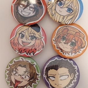 Puede incluir: Seis botones redondos con personajes de dibujos animados con diferentes expresiones. Los personajes están dibujados en un estilo anime colorido.