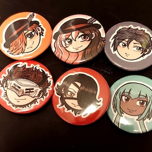 Puede incluir: Seis insignias redondas con retratos de personajes de estilo anime. Cada insignia presenta un retrato de personaje diferente. Las insignias tienen un acabado brillante y son de varios colores, incluyendo naranja, rojo, gris y turquesa. Los personajes tienen peinados y expresiones faciales únicos.