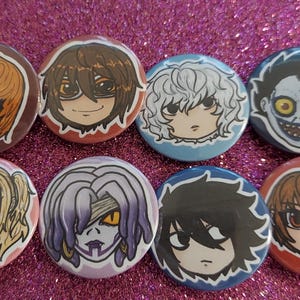 Puede incluir: Ocho pines redondos con diferentes personajes de anime. Los personajes están dibujados en un estilo de dibujos animados y tienen cabello y ropa de diferentes colores. Los pines son todos del mismo tamaño y tienen un fondo blanco.