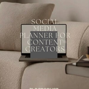 Könnte beinhalten: Ein Laptop auf einem beigen Sofa mit dem Text "SOCIAL MEDIA PLANNER FOR CONTENT CREATORS" auf dem Bildschirm. Der Text "PLR PRODUCT" befindet sich unter dem Laptop und der Text "@BRANDINGWITHBECKY723" darunter.