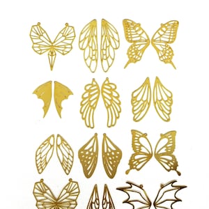 Peut inclure: Un ensemble de 12 breloques en métal doré en forme de papillon et d'ailes. Les breloques sont de formes et de tailles variées, notamment des ailes géométriques, de libellule et d'ange. Les breloques sont parfaites pour la fabrication de bijoux, le scrapbooking et d'autres projets d'artisanat.