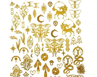 Può includere: Una collezione di ciondoli in metallo dorato con vari disegni, tra cui funghi, farfalle, lune, stelle, serpenti, unicorni e foglie. I ciondoli sono disposti su uno sfondo bianco. Il testo "RHD033" e "HAPPY SUPPLIES" è visibile nell'immagine.