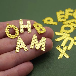 Dijes de acero inoxidable con letras grabadas en miniatura, dijes de latón con letras, dijes corroídos, accesorios para aretes, suministros de joyería, dijes con letras (SSB1039)