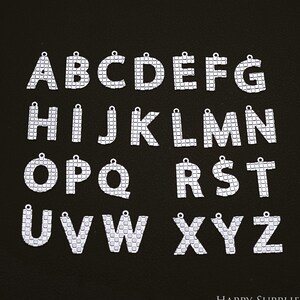 10 minidijes de acero inoxidable con letras grabadas, dijes de latón, dijes corroídos, accesorios para aretes, suministros de joyería, dijes de letras (SSB1039)