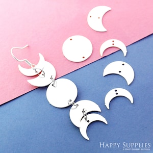 以下が含まれることがあります： 三日月形のデザインが施された銀色の金属製のイヤリング部品のセット。セットには、三日月と円が3つ付いたイヤリングのペアと、三日月と円が個別に含まれています。