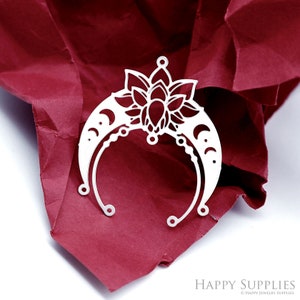 Könnte beinhalten: Ein weißer Metallanhänger mit einem Halbmond-Design und einer Lotusblume oben. Der Anhänger hat ein zartes, filigranes Design und ist perfekt für die Schmuckherstellung.