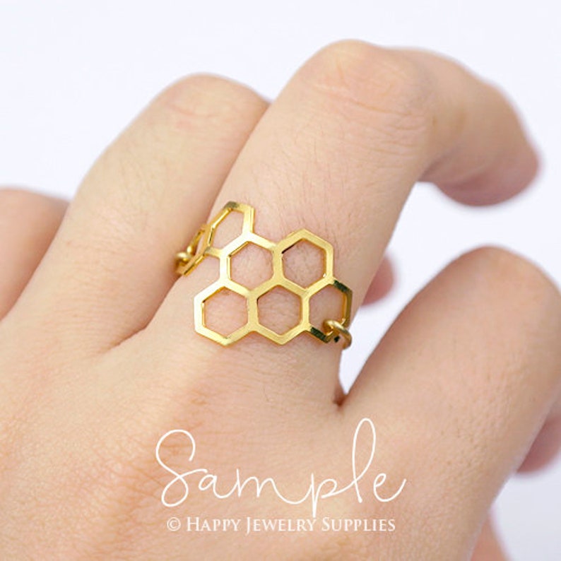 Pu&ograve; includere: Anello a nido d'ape dorato con un design delicato. L'anello &egrave; aperto e regolabile per adattarsi alla maggior parte delle dimensioni delle dita.