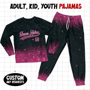 Può includere: Set pigiama nero e rosa con top a maniche lunghe e pantaloni. Il top presenta la scritta "Dance Action" e il numero "16". Il pigiama ha un design a stelle e la scritta "ADULT, KID, YOUTH PAJAMAS".
