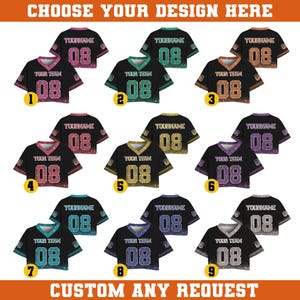 Puede incluir: Una colecci&oacute;n de camisetas negras de manga corta con varios acentos de color, incluyendo rosa, verde, naranja, dorado, morado y plateado. Cada camiseta presenta el n&uacute;mero "08" y los textos "YOUR TEAM" y "YOURNAME". La imagen tambi&eacute;n incluye los textos "CHOOSE YOUR DESIGN HERE" y "CUSTOM ANY REQUEST".
