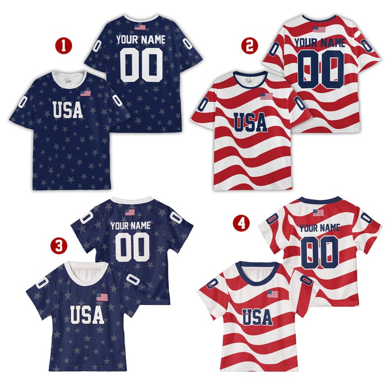 Puede incluir: Cuatro camisetas de manga corta con motivos de EE. UU. Dos tienen patrones de estrellas azules con el texto USA, y dos tienen rayas onduladas rojas y blancas. Cada camiseta muestra el texto YOUR NAME y 00 en la espalda, y USA en el frente.