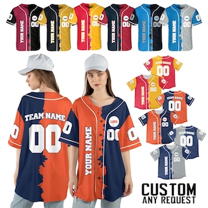 Pode incluir: Camisas de beisebol em várias combinações de cores, incluindo vermelho, preto, azul e cinza. Cada camisa apresenta um nome de equipe, o número "00" e o texto "YOUR NAME". A imagem também inclui o texto "CUSTOM ANY REQUEST".