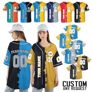 Puede incluir: Camisetas de béisbol en varias combinaciones de colores, incluyendo turquesa y naranja, azul y negro, y amarillo y negro. Cada camiseta presenta el texto "YOUR NAME" o "TEAM NAME" y el número "00". La imagen también incluye el texto "CUSTOM ANY REQUEST".