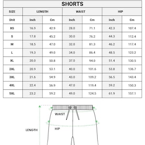 Puede incluir: Una tabla de tallas para pantalones cortos de f&uacute;tbol con estampado integral, que muestra medidas de largo, cintura y cadera en pulgadas y cent&iacute;metros para tallas de XS a 5XL. Un dibujo lineal ilustra los puntos de medici&oacute;n de la prenda.