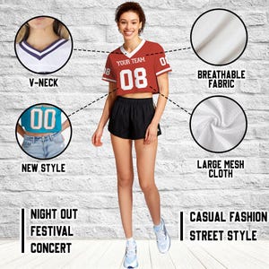 Puede incluir: Un top corto rojo con ribete blanco y el texto "YOUR TEAM 08" se combina con pantalones cortos negros. La imagen tambi&eacute;n muestra una camiseta turquesa con el n&uacute;mero "00" y las palabras "NEW STYLE". La imagen tambi&eacute;n muestra las palabras "BREATHABLE FABRIC", "LARGE MESH CLOTH", "NIGHT OUT FESTIVAL CONCERT" y "CASUAL FASHION STREET STYLE".