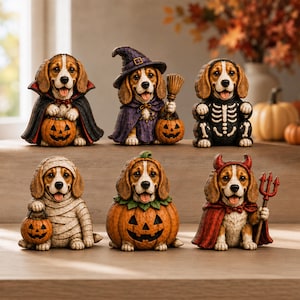 Peut inclure: Six figurines de chiens beagle vêtus de costumes d'Halloween. L'un porte une cape de vampire avec une citrouille, un chapeau de sorcière avec un balai, un costume de squelette, des bandelettes de momie, un costume de citrouille et une cape de diable.