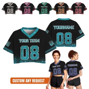 Puede incluir: Una colecci&oacute;n de camisetas cortas de manga corta en varios colores, incluyendo negro, rosa, verde, marr&oacute;n y granate. Cada camiseta presenta el texto "YOUR TEAM" y el n&uacute;mero "08". Las camisetas tienen un dise&ntilde;o brillante.