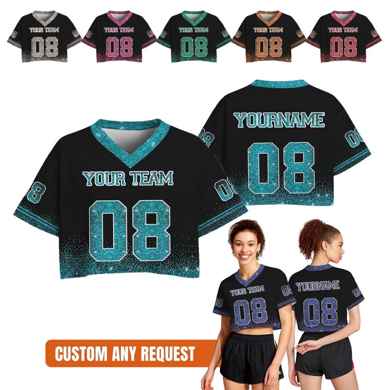Puede incluir: Una colecci&oacute;n de camisetas cortas de manga corta en varios colores, incluyendo negro, rosa, verde, marr&oacute;n y granate. Cada camiseta presenta el texto "YOUR TEAM" y el n&uacute;mero "08". Las camisetas tienen un dise&ntilde;o brillante.