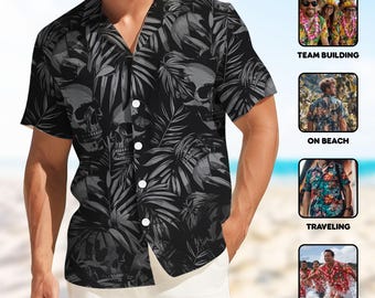 Peut inclure: Une chemise boutonnée noire à imprimé tropical de feuilles et de crânes. La chemise a des manches courtes et un col. La chemise est présentée sur un mannequin portant un pantalon blanc.