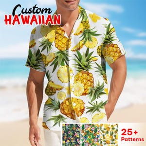 Könnte beinhalten: Ein weißes, kurzärmeliges Hemd mit Knöpfen und einem Ananasdruck. Das Hemd hat einen Kragen und einen Knopfverschluss. Der Text "Custom Hawaiian" steht in roten Buchstaben oben im Bild. Unter dem Hauptbild befinden sich drei kleinere Bilder mit verschiedenen Ananasmustern. Der Text "25+ Patterns" steht in roten Buchstaben unter den kleineren Bildern.