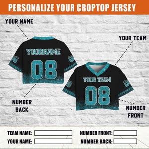 Puede incluir: Camiseta corta negra con detalles de purpurina turquesa. La camiseta presenta el texto "YOURNAME" y el n&uacute;mero "08" en la espalda. La parte delantera de la camiseta tiene el texto "YOUR TEAM" y el n&uacute;mero "08".