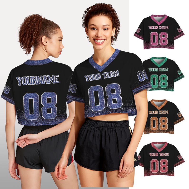 Puede incluir: Top corto negro con cuello en V y n&uacute;meros y ribetes azules brillantes. El texto "YOUR TEAM" y "08" son visibles en la parte delantera. La parte trasera de la camiseta tiene el texto "YOURNAME" y "08".