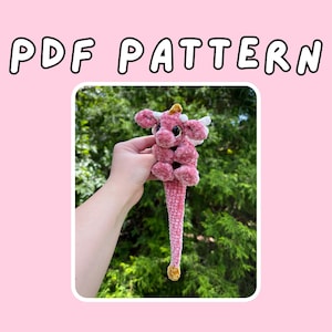 Dahlia the Baby Dragon Snuggler & Plushie | Wzór PDF | Szydełkowanie LOW SEW, Amigurumi