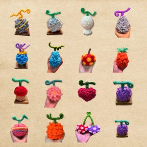 Może przedstawiać: Kolekcja kolorowych, szydełkowych rzeźb owoców, w tym ananasa, wiśni i innych unikalnych wzorów. Każdy element charakteryzuje się skomplikowanymi detalami i żywymi kolorami, prezentując różnorodność faktur i kształtów. Owoce są eksponowane na małych drewnianych podstawach.